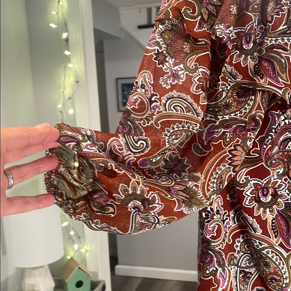 ⭐️ 5 items for $15 ⭐️

Paisley Off-Shoulder Blouse - Picture 2 of 4